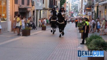 Los carteros del capitán moro a trote por la calle Diana