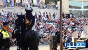 Los carteros del capitán moro llegan a la Plaza del Consell