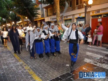 Los más pequeños de la filà Berebers-Tuaregs desfilan por la Calle Marqués de Campo