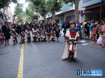 Los más pequeños de la filà Deniers desfilan por la Calle Marqués de Campo