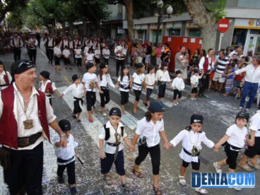 Los más pequeños de la filà Marins Corsaris desfilan por la Calle Marqués de Campo