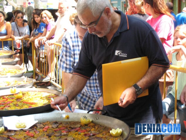Marco Miquel valora con detenimiento las características de cada paella