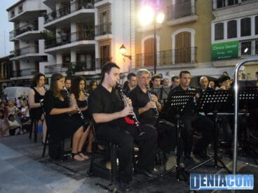 Miembros de la Banda de Dénia durante el concierto de música festera de Moros y Cristianos de Dénia