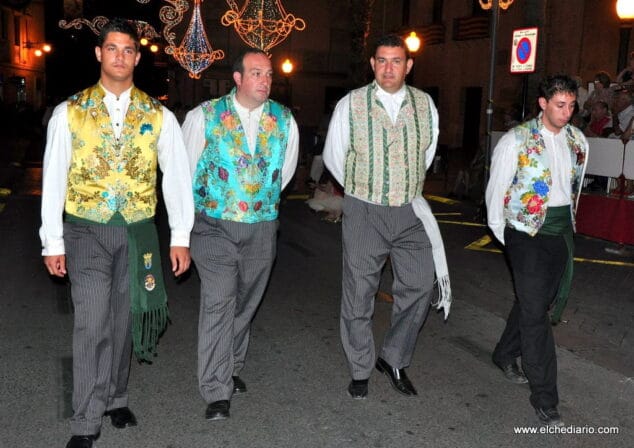Miembros de la Junta Local Fallera de Dénia en la ofrenda de flores de Elche