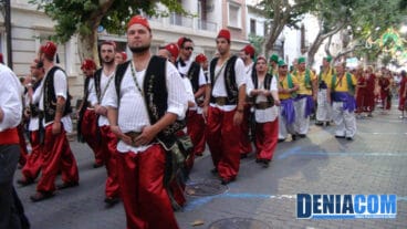Miembros de la filà Abencerrajes y de la la filà Almoràvides durante el pasacalle posterior al Desembarco de los Moros y Cristianos Dénia 2012
