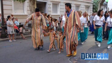 Miembros de la filà Walies y de la la filà Amazigh durante el pasacalle posterior al Desembarco de los Moros y Cristianos Dénia 2012