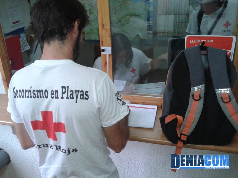 Operario de playas rellena un parte de recursos en la Asamblea Local de Cruz Roja