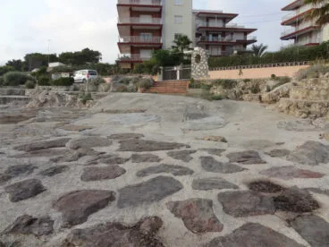 Pavimento resbaladizo en Les Rotes