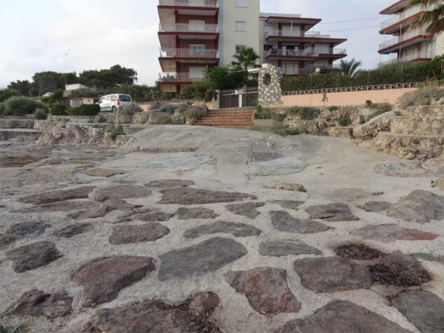 Pavimento resbaladizo en Les Rotes