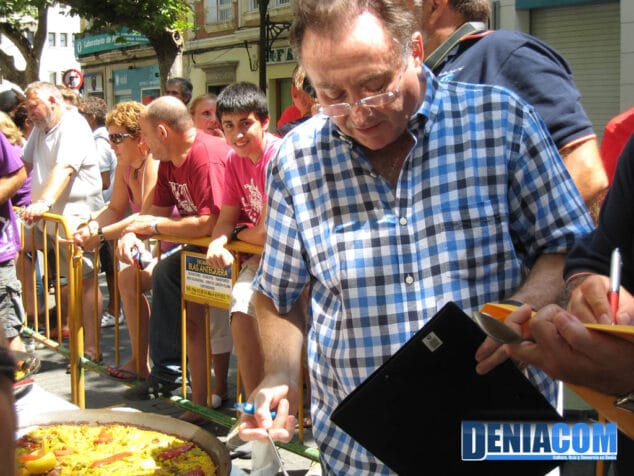 Pepe Martí realizando la cata de las paellas