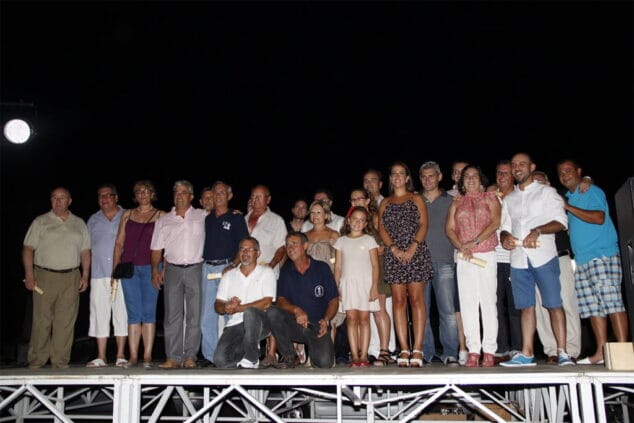 Las numerosas entidades festeras de Dénia comparten mesa y mantel en la X Trobada d'Entitats Festeres 4 Presidentes falleros 2013 y miembros de la Comissió de la Mare de Déu