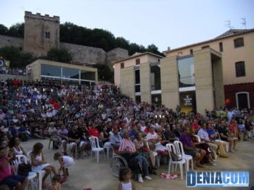 Público asistente al concierto de la Banda de Dénia en moros y Cristianos
