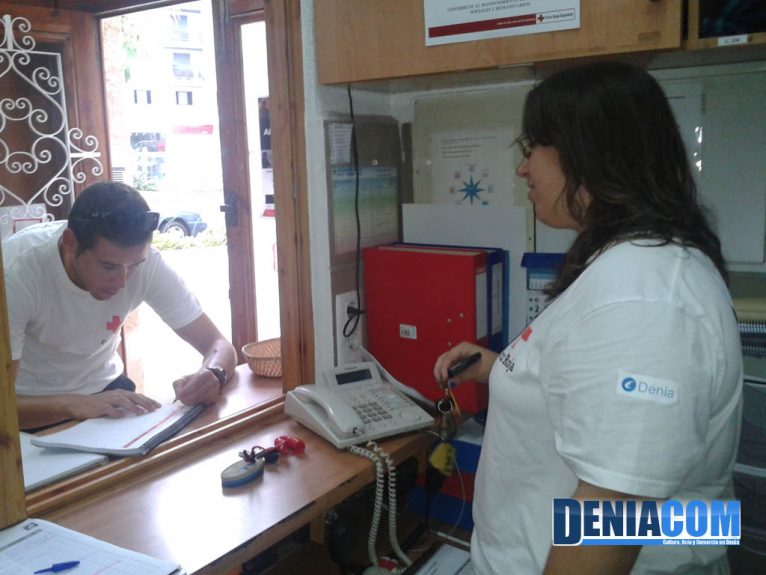 Raquel Martín entrega la llave de uno de los vehículos de Cruz Roja a un miembro de la ONG