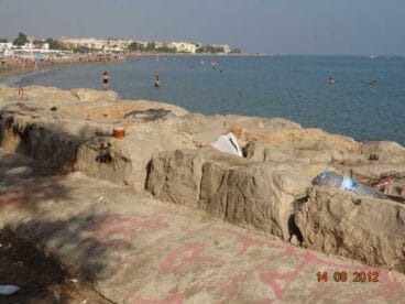 Suciedad en la Escollera Norte de Dénia