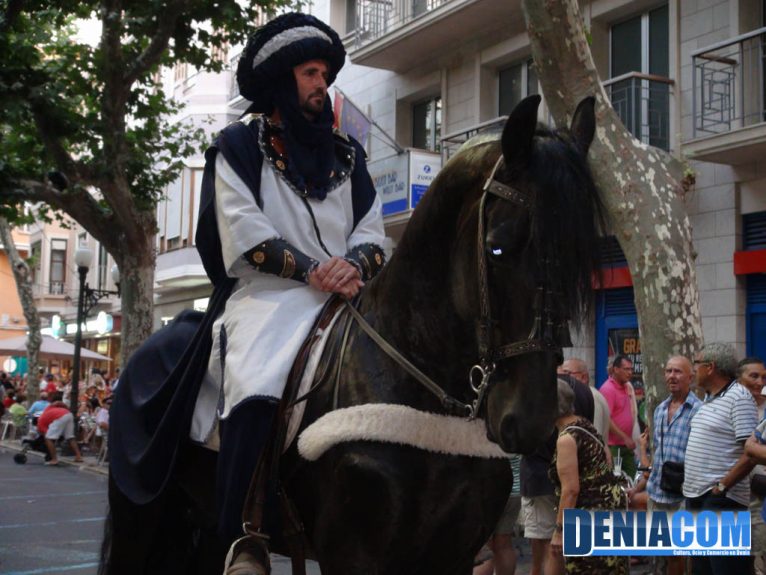 Uno de los carteros del bando moro a caballo en la calle Marqués de Campo