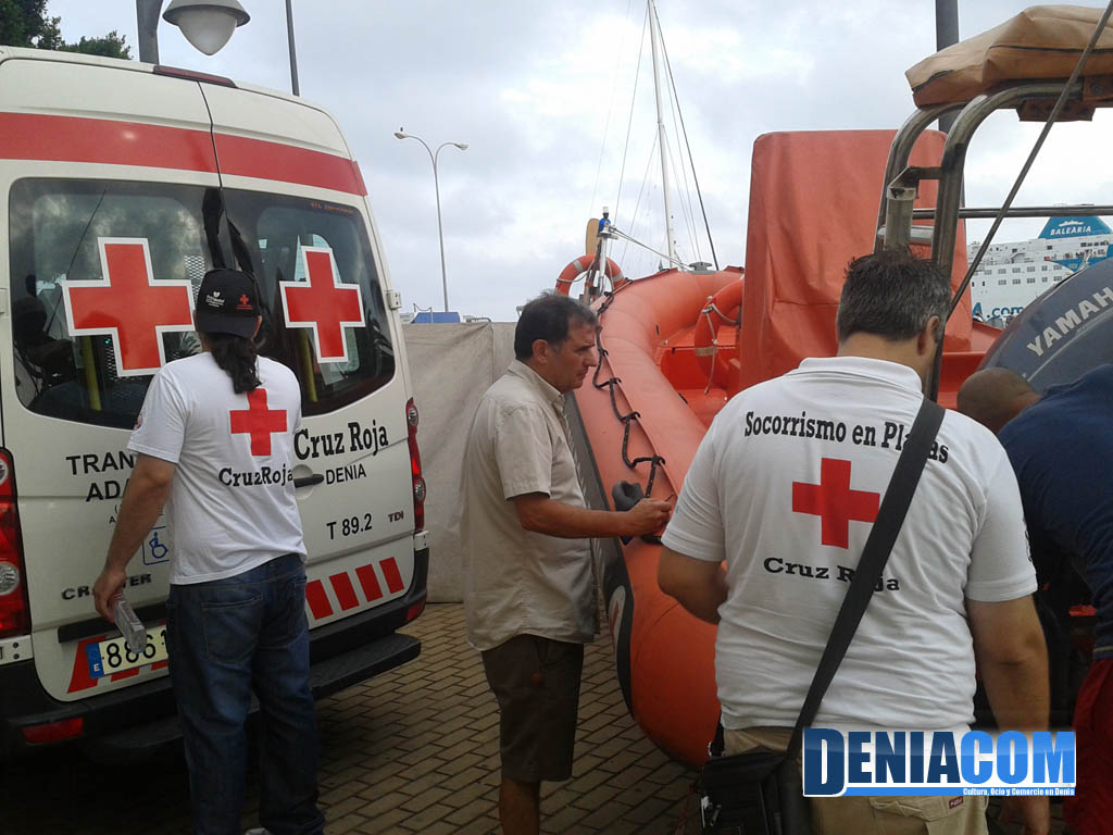 Varios miembros de Cruz Roja ponen a punto los recursos de transporte antes de la apertura de los puestos de playas