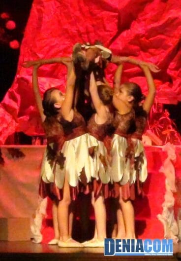 03 Bailando al otoño en la presentación infantil de París Pedrera