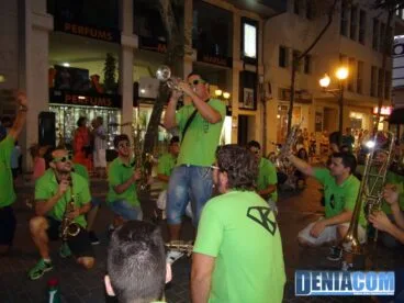 04 Pasacalle de la charanga Kriptonita en Dénia