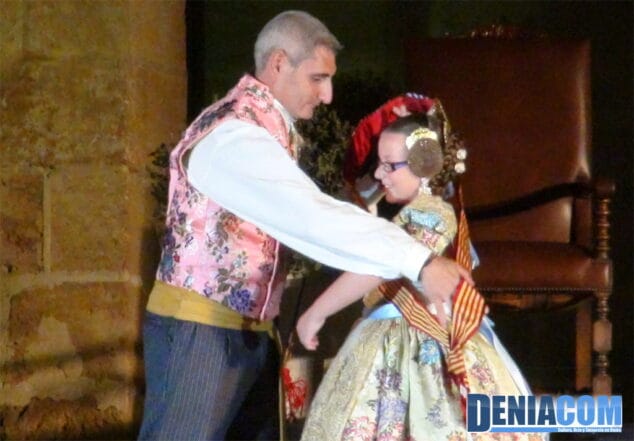 19 Imposición de banda a Iris Fernández