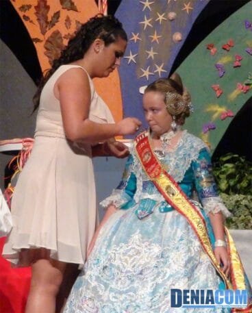 19 Rosabel Pous impone la banda de Fallera Mayor Infantil de París Pedrera a Esther Dalmau