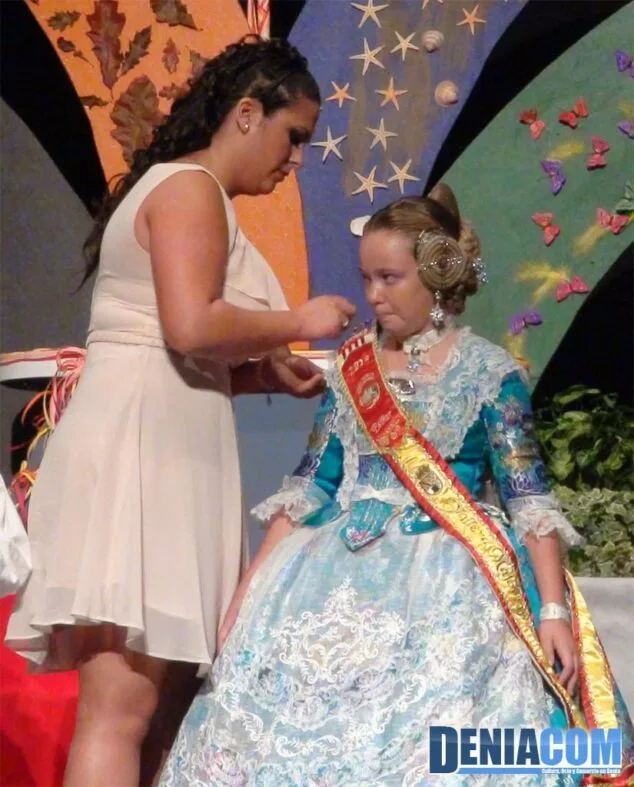 19 Rosabel Pous impone la banda de Fallera Mayor Infantil de París Pedrera a Esther Dalmau
