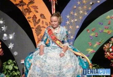 22 Esther Dalmau Llacer – Fallera Mayor Infantil de París Pedrera 2013