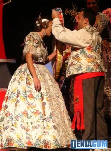 26 Imposición de banda a Sara Femenía como Fallera Mayor de París Pedrera 2013