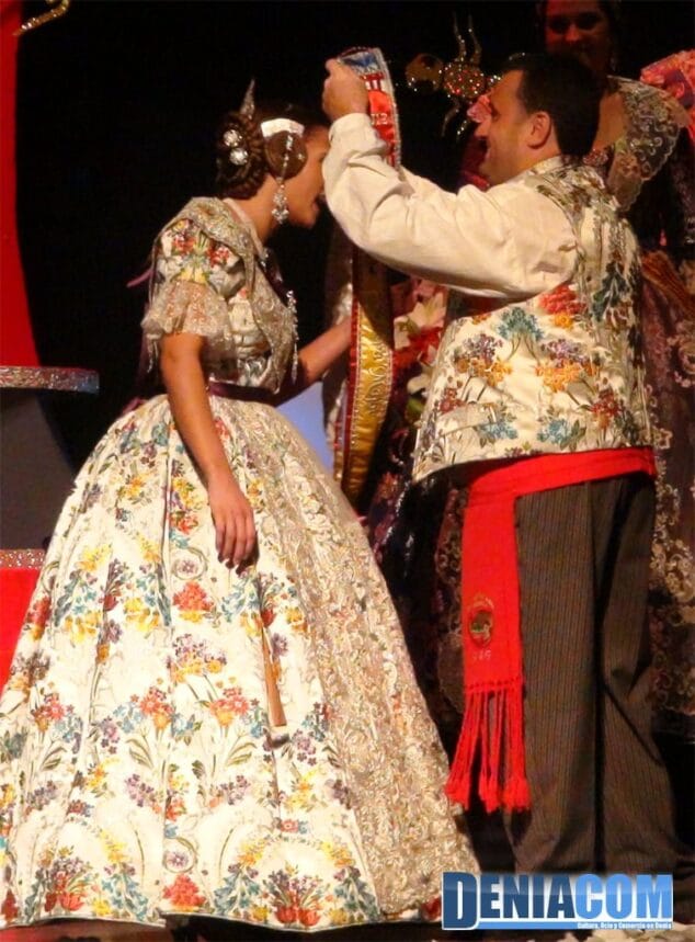 26 Imposición de banda a Sara Femenía como Fallera Mayor de París Pedrera 2013