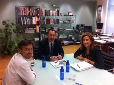 Ana Kringe y Vicente Chelet se reúnen con Carlos Eleno para hablar del futuro Centro Comercial del puerto de Dénia