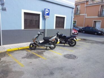 Aparcamiento de motos en la Calle La Pau