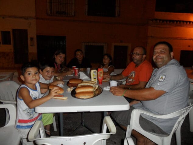 Falla Roques: Fiesta de la cerveza y cena de barrio 5 Cena en la Falla Roques