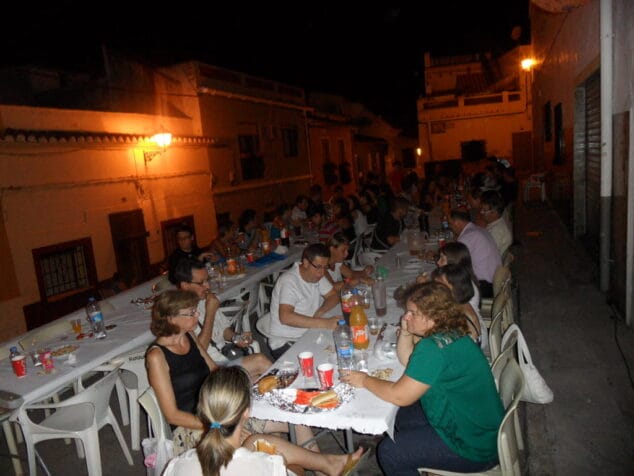 Falla Roques: Fiesta de la cerveza y cena de barrio 6 Cena y fiesta en la Falla Roques