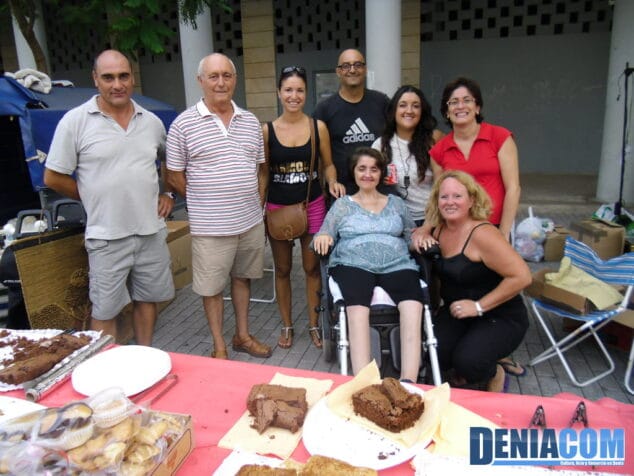 Familiares y amigos de Leo Montero colaborando en el rastro solidario
