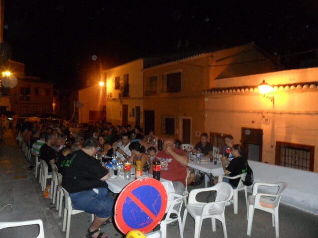Falla Roques: Fiesta de la cerveza y cena de barrio 2 Fiesta en la Falla Roques con cena