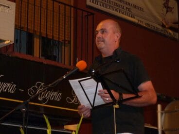 Lectura de un poema de Vicent andrés Estellés durante la fiest organizada por el Bloc