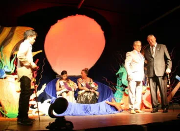 Pleitesía de Fernando Marí a las Falleras Mayores del 2º Grup de Mariners