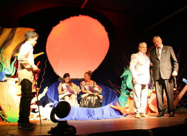 Pleitesía de Fernando Marí a las Falleras Mayores del 2º Grup de Mariners