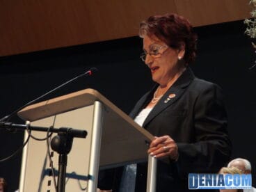 01 Presidenta del Hogar de Jubilados de Dénia antes del concierto de la coral