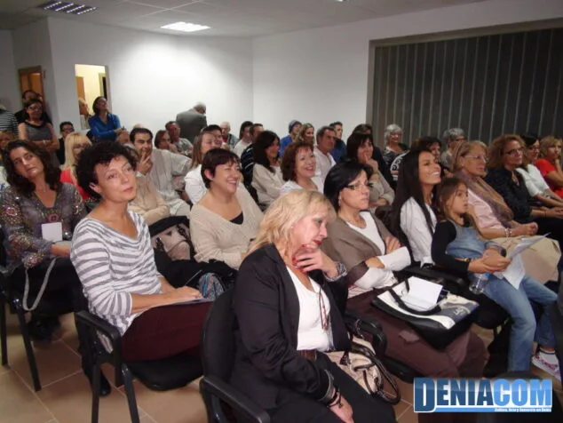 El taller de danza de APROSDECO se lleva los 2.000 euros de la Fundació Dénia 3 05 Público asistente a los Premios 100x100 Fundació