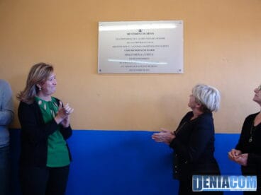 08 Descubrimiento de la placa homenaje a Diego Mena en el campo de fútbol de Dénia