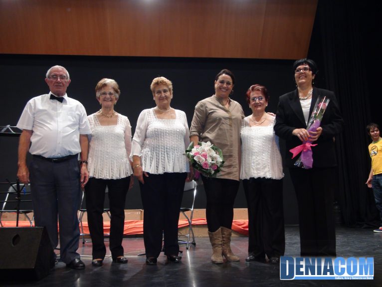 11 Los miembros del Hogar del Jubilado de Dénia junto a la concejala del Mayor