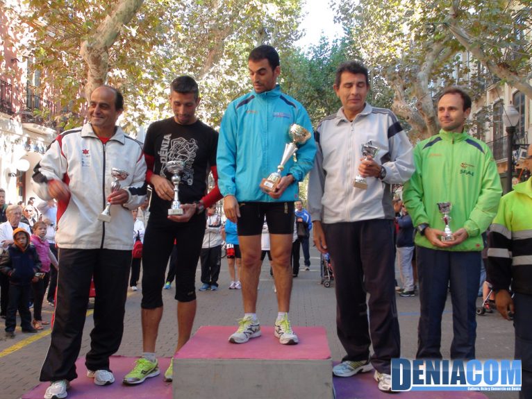 13 Podio masculino en la carrera solidaria por Leo Montero en Dénia