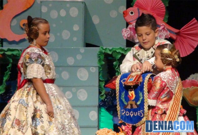 14 Presentación infantil de Les Roques 2013 Imposición de la banda a la Fallera Mayor