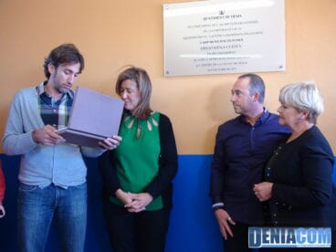 15 Juan carlos Signes entrega a los familiares de Mena una placa de recuerdo