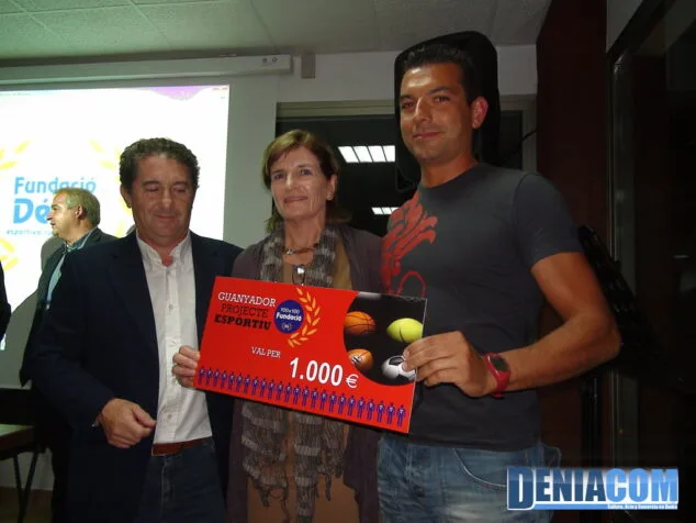 El taller de danza de APROSDECO se lleva los 2.000 euros de la Fundació Dénia 12 16 El IES Chabàs recibe un accésit en los premios 100x100 Fundació