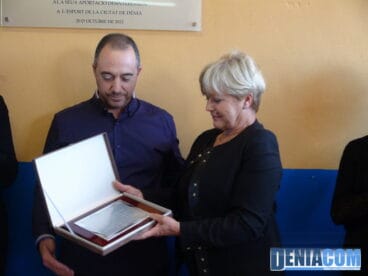 16 Fina viuda de Mena recibe la placa homenaje a su marido