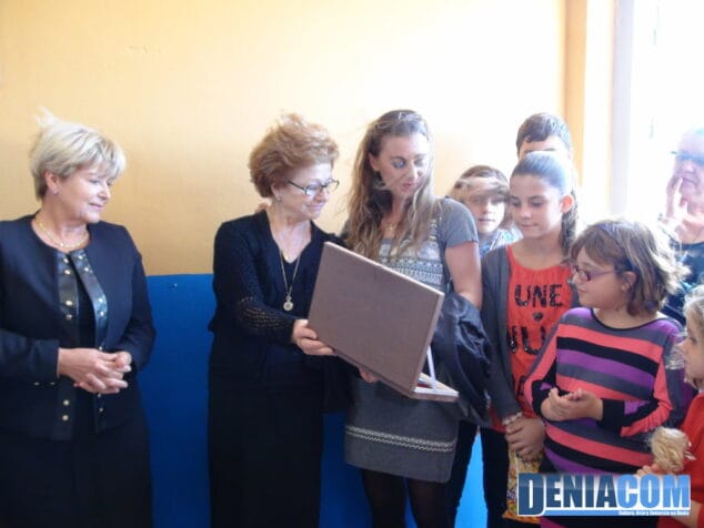 17 Familiares de Diego Mena con la placa homenaje