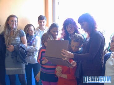 18 Familiares de Diego Mena con la placa homenaje