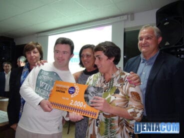 19 APROSDECO recoge su premio de la Fundació Dénia