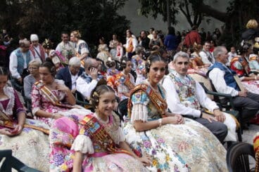 Ainhoa Flores Anna Sobrecases y Jaume Bertomeu en la despedida de las Falleras Mayores de la Comunitat